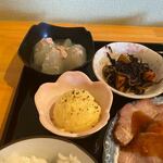 Hodumi Sa Ryou - 小鉢は野菜中心に５皿、大根の煮込み、ポテトサラダ、ひじきの煮込み。