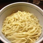 つけめん 豆天狗 - 麺は平打ち麺の平べったい感じ。