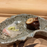 鮨 むらやま - あ、背中側写真撮るの忘れて１枚食べちゃった。こちらはわさび醤油で！蛸のやわらか煮も山葵で。安定のスタメン！