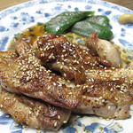 Teppan Konomi - 店の名物でもある若鶏の鉄板焼き。塩焼きとタレ焼きがあります。
      タレは、店主さんのご実家である西中洲の高級焼鳥の名店・藤よしのタレです。
      