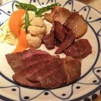 イベリコ・バル 門仲 - イベリコ豚、手前から肩ロース、ハツ、バラ肉の三種の鉄板焼き！