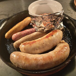ランドーズ - ソーセージ盛り合わせ（1892円）