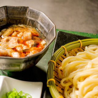 Thick, chewy handmade noodles. The volume is enough to satisfy you ◎