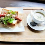 CAFE OMBRAGE - ホットドックとクラムチャウダー