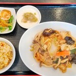 Chuukadainingu Kikka - 五目やきそばセット麺少な目  半チャーハン