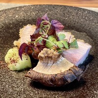 薫 HIROO - 松坂豚ロース カツレツ 
                      豚肉はあらかじめ昆布締めをし低温で火入れ、その後に衣を付けカラリとカツレツに、手間を惜しまぬ所に美味しさの所以があるのです！
                      豚肉がしっとりと旨味が噛む度に拡がります♪