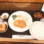 キッチン　おおつか - 組み合わせサービスランチ　700円　　　　　　　　　　　　　焼きミンチかつと揚げ豆腐