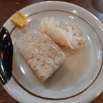 Hosoya - サービスのおでん2品は豆腐と結び白滝にしました。
