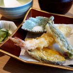 高崎 甲羅本店 - エビとカボチャとオクラの天ぷら。山椒塩でいただきます。カラッと揚がっております。ピリッとすると仰ってたけどうえきはしなかったな！