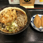 Koiki Soba - 野菜かき揚げ蕎麦(420円)といなり2個(130円)