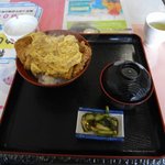 Nagomi Gohanya - 秘伝いつものカツ丼。肉厚のあるカツに驚かされました。あと、ついてきた野沢菜が美味しかったです。