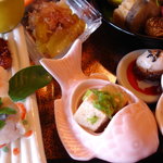 八寸左下サイド（鯛の子・手毬寿司・焼きナス）