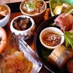 かわすみ - 八寸左上サイド（じゅんさい・ピーマン和え物・ひじき・卯の花・さざえの煮貝）