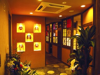 Hanuri - テーブル席は全て個室・半個室です（2名～16名様対応）。入口のちょっと不気味な仮面。これは伝統芸能で使われてる仮面で重要無形文化遺産に指定されているんですよ