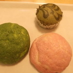 スワンベーカリー - 抹茶味と、桜味のメロンパン。上は、ついでに買った抹茶蒸しパン。