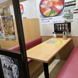 感染症対策中◆幅広の店内で寛ぐひと時。冷暖房設備の半個室も有