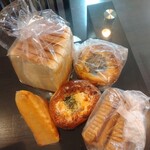 ホームベーカリーぱぱん - 食パン、ダークチェリーデニッシュ、卵の惣菜パン、フレンチトースト、サツマイモパイ×2