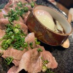 地下だけど入ったら雰囲気が良くて料理人がしっかり食事を作ってお酒もたくさんあって楽しいお店。ごんべえ - 