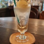Kafeno Aru Kurashi Tookashi Noomise - 大人のクリームソーダ　750円