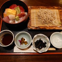 北陸料理 新越 - 海鮮丼とそばのセット　\950(22-08)