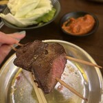 Hanasaki Icchoume Sakaba - 牛タン串（食べかけ）