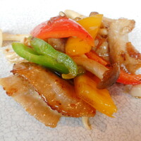 CANTON8 銀座店 - 豚トロとパプリカの炒め物