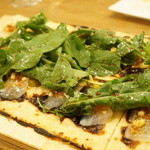 コテ・フー - タルトフランベ・ルッコラのサラダ、真鯛のカルパッチョをアンチョビと松の実で（1890円）
