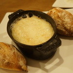 コテ・フー - 熱々のベーコンポテトをマンステールチーズでグラタンに（1680円）
