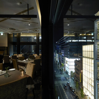 We offer a luxurious space overlooking the glittering night view of Ginza.