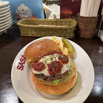 GRILL BURGER CLUB SASA - 『Capree Burger¥1,680』
      ※平日ランチは、ソフトドリンク付
      『カールスバーグ¥400』