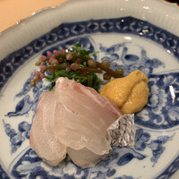 津の守坂 小柴 - 鯛は、背と腹の二種類を。赤雲丹、大好物です。