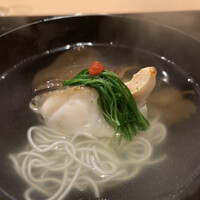 津の守坂 小柴 - これもまた、見事な椀物なのです。
                    吸い地は、最初は少し物足りないほど優しい。ですが、白甘鯛の脂や美味しさが染み出してくると、い〜い塩梅に。
                    蓮根餅も、葛でできた弾力ある素麺も、絶妙に合う。