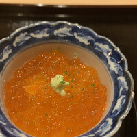 津の守坂 小柴 - 新いくらの粥。ごはんでいただくのとはまた違う温度と柔らかさの楽しみがあります。
                    これ美味しい！