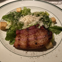 ウルフギャング・ステーキハウス 六本木 - シーザーサラダシズリングベーコン添え