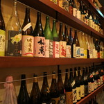 Shunsai Sumibiyaki Dassai - 壁には焼酎と果実酒が沢山ありました。