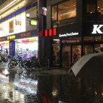 Kentakki Furaido Chikin - 雨天だけど並んでた。