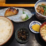 Washoku Youshoku Izuya - 本日の日替りAランチ(味に文句はありませんが・・・お隣さんの煙草がキツイ