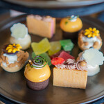 ザ・ラウンジ byアマン - 木苺といちじくのバタークリームサンド マンゴームース キャラメルクリーム ウィークエンドシトロン ココナッツクリーム 巨峰とカシスのタルト チーズクリーム