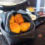 ザ・ラウンジ byアマン - プレーンとホワイトチョコオレンジのスコーン クロテッドクリームと自家製ジャム