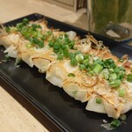 餃子部 - とうふ餃子(8コ) ¥420 豆腐と鳥軟骨の餡を包み焼き。低カロリーなのが嬉しいだけでなく味わいもナイス。