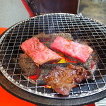 焼肉のモリ - 刺身でもOKな肉質、焼き過ぎないように真剣に焼きます