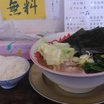 はし友ラーメン - 醤油大盛り（750円）無料ライス、キャベツ