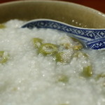 粥茶屋 写楽 - ザーサイのような食感のオリーブ。おかゆにオリーブがこれほど合うとは！