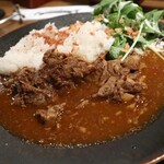 グリルド パブ ブーティーズ - とろとろ牛すじカレーM(1078円)