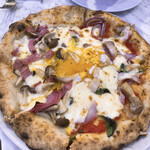 PIZZERIA CAPOLI - ビスマルク(左)&ポルコ(右)