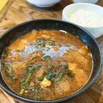 CURRY ZION - 【2022年08月】ラムと大根のスープカリー1,280円（辛さ４、ご飯普通）、提供時。