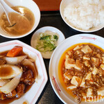183443948 - 嫁さんが注文したサービス定食（麻婆豆腐と酢豚）。