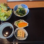 Shungyo Shunsai Jin - そばつゆ、サラダ、香の物、小鉢