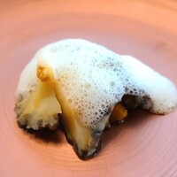 プレスキル - ④蝦夷鮑(北海道産)のソテー、コリアンダー風味のバターナッツ、貝の泡と煮詰めたバルサミコソース
                    蝦夷鮑は黒鮑の北方系亜種でサイズは7割止まり
                    小さいので養分の蓄えが劣り滋味や旨みが浅めだがコスパは○