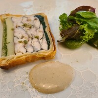 プレスキル - ②山椒の香る鮎(滋賀県産)のパテ・アン・クルート、ハーブのジュレ
                    鮎は軽やかな香り、旨みも清々しく、見た目も涼しげで華やか。
                    頭や内臓を使った少し苦みのあるソースも鮎らしさを際立たせます。